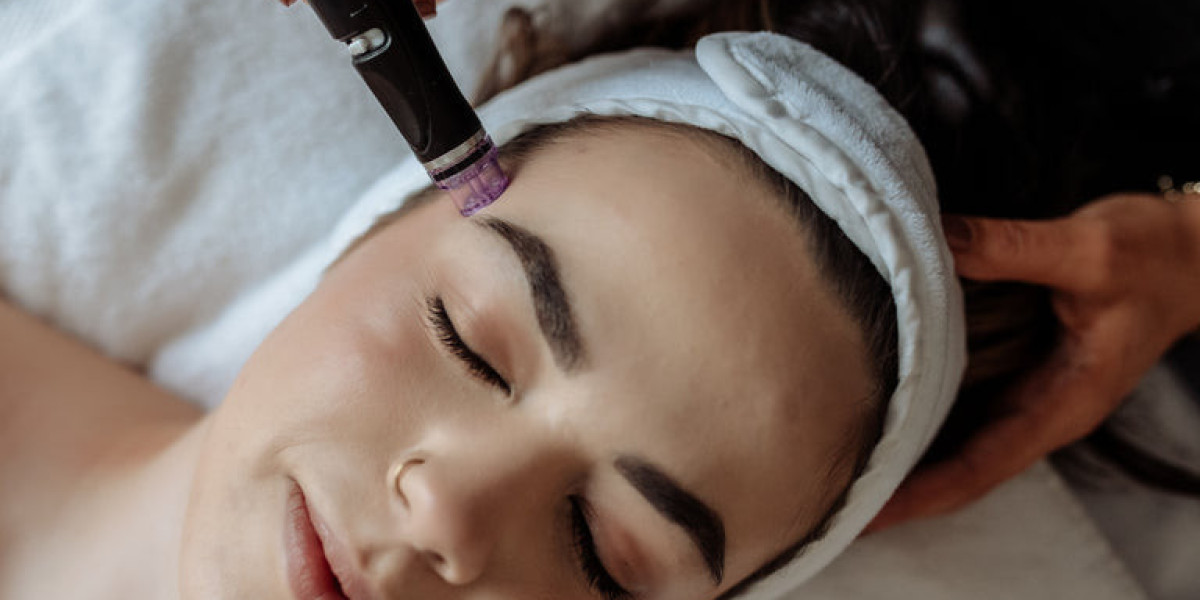 Hydrafacial in Dubai: How It Enhances Your Natural Skin Barrier